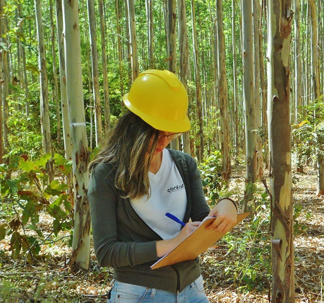 Engenheira Florestal em campo